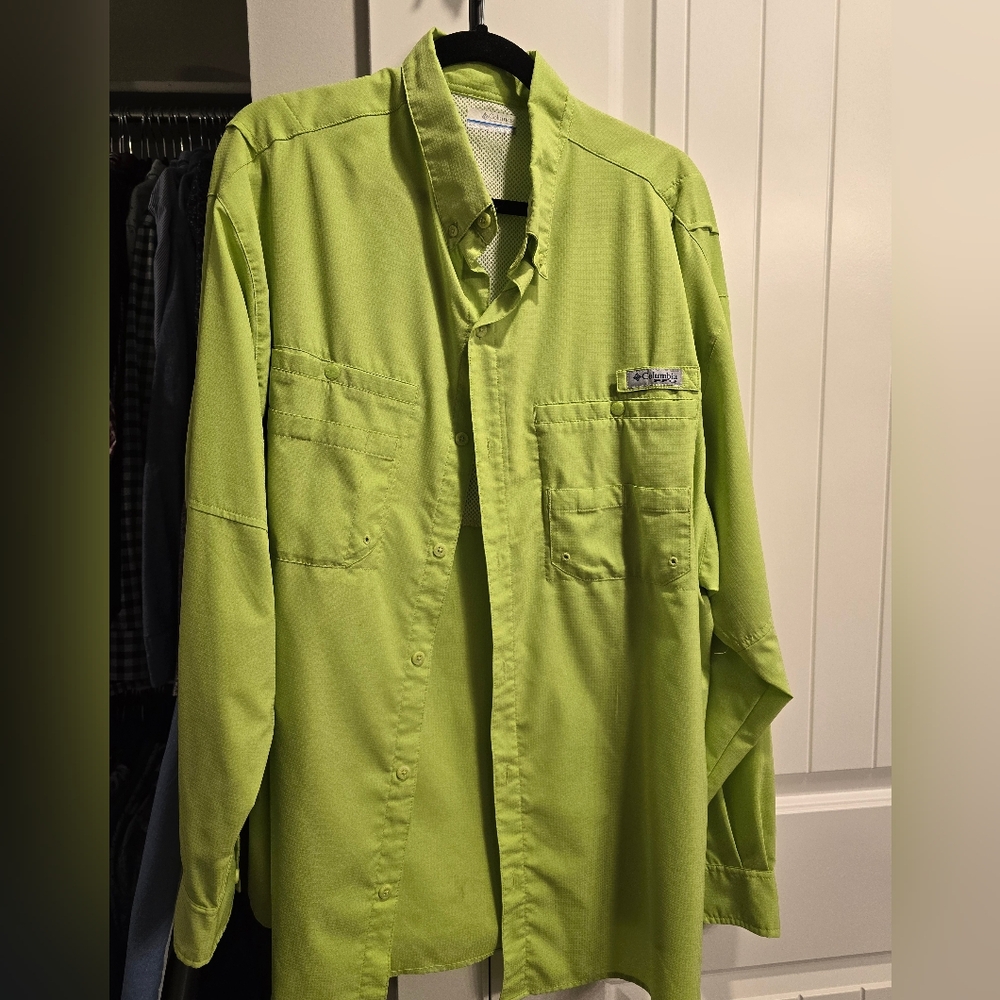 Columbia Green Shirt with Lightweight Fabric and Casual Style